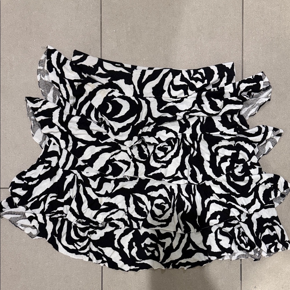 Black & White Rose Print Tiered Mini Skirt - So Comfortable!